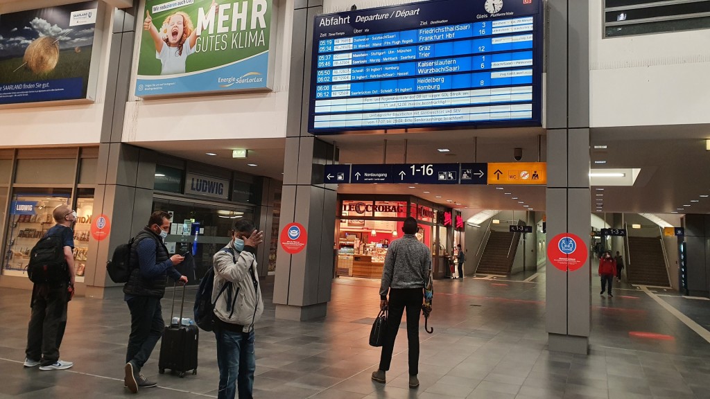 Symbolbild: Reisende im Saarbrücker Hauptbahnhof