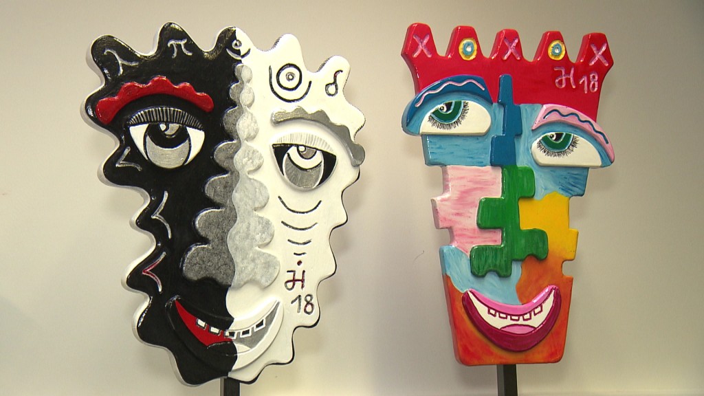 Foto: Zwei Kunstwerke der Wuschnis - farbenfrohe Köpfe als Skulpturen.