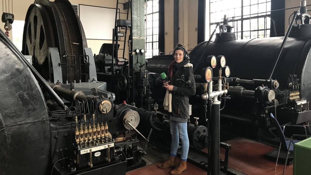 Isabel Sonnabend vor Dampffördermaschine in der Grube Ensdorf