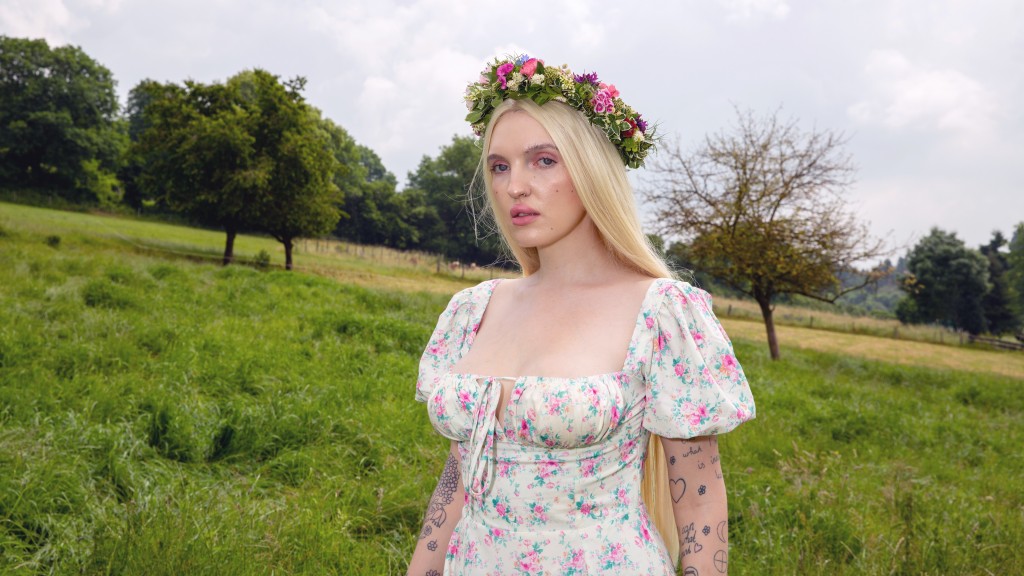 Sängerin Mia Morgan mit einem Blumeskranz im Haar.
