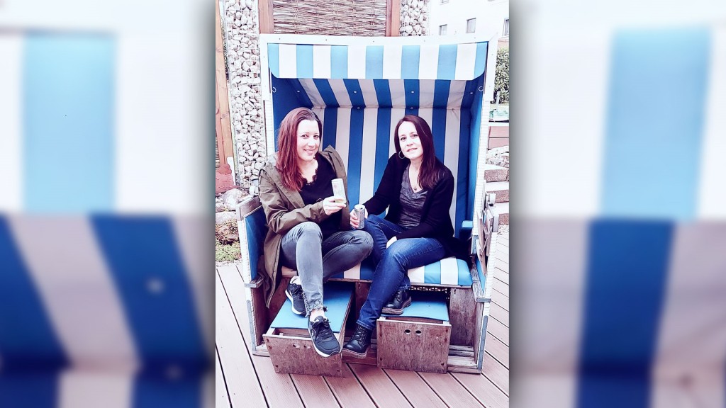 Foto: Bettina Erbel und ihre Freundin in einem Strandkorb