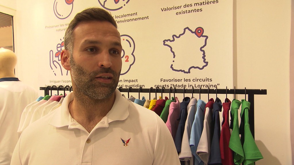 Foto: Benjamin Martinez vor einer Kleiderstange