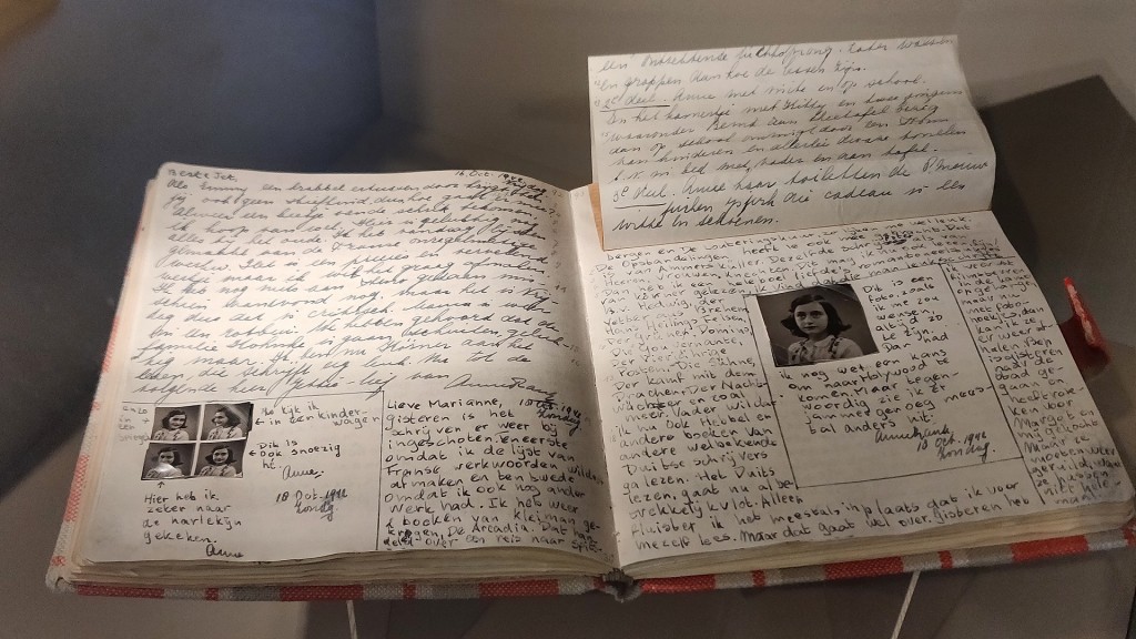 Kopie von Anne Franks Tagebuch in der Ausstellung «Alles über Anne» im Anne Frank Zentrum in Berlin