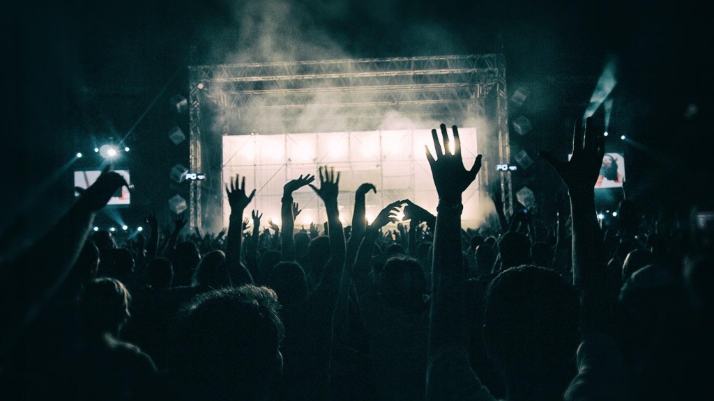 Symbolbild: Das Publikum eines Musikfestival jubelt