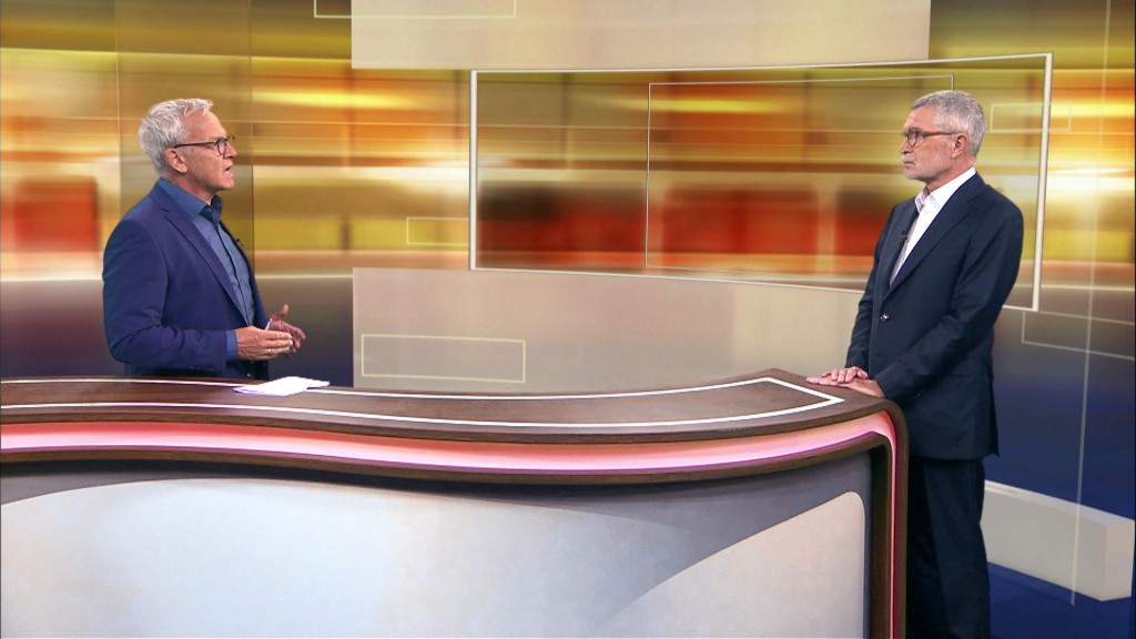 Foto: Joachim Weyand (l.) und Dr. Gunter Hauptmann (r.) im Studio