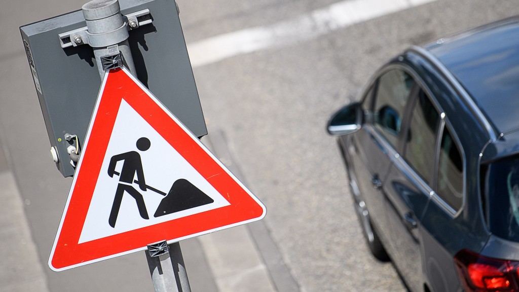Ein Auto steht neben einem Baustellenschild