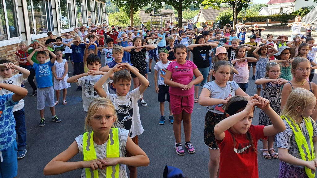Schüler und Schülerinnen der Grundschule Furpach beim Tai Chi