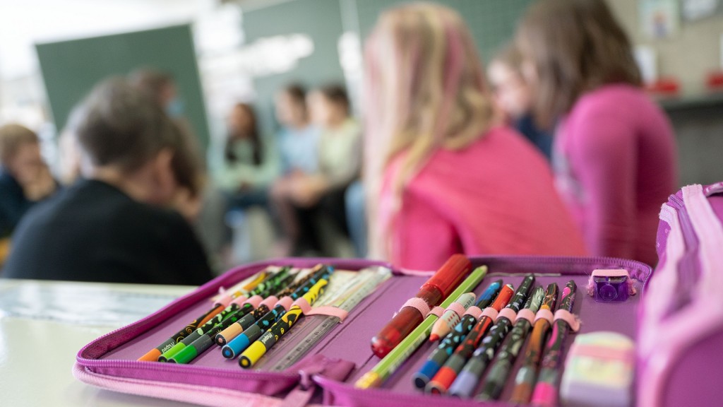 Foto: Ein Gesprächskreis findet in einer Schulklasse statt
