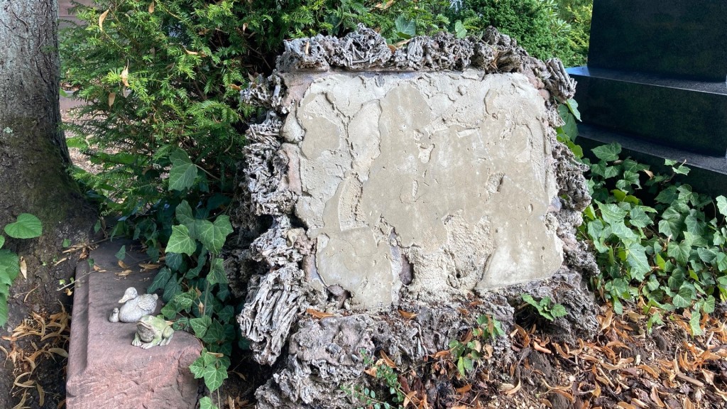 Entfernte Gedenktafel auf dem alten St. Ingberter Friedhof