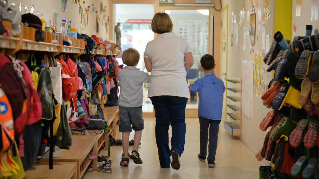 Erzieherin mit zwei Kindern in einer Kita
