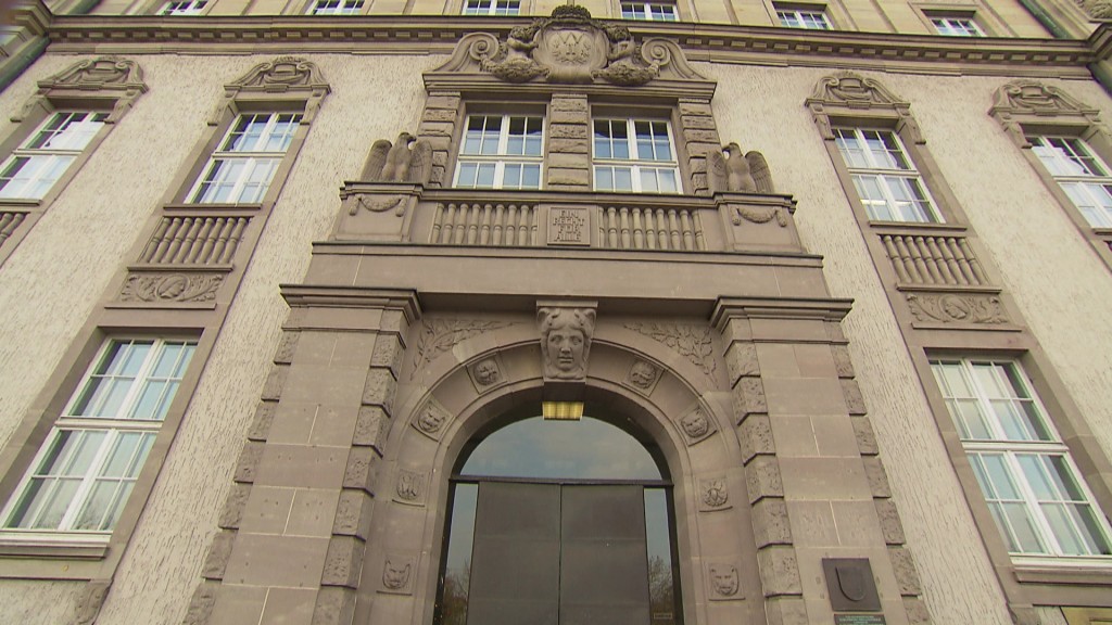 Eingang zum Landgericht Saarbrücken