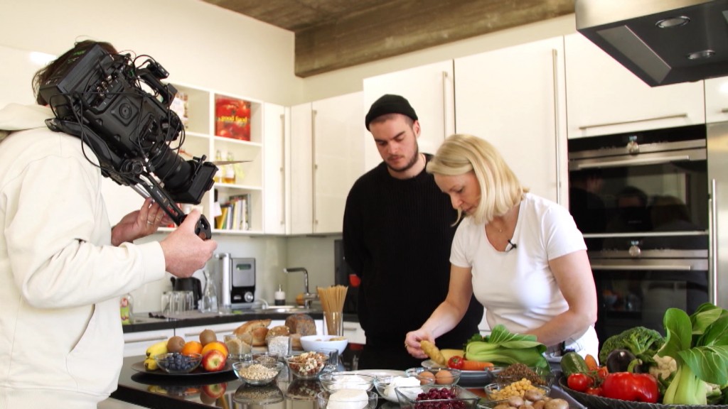 Simon von den „Gewissens-Guerillas“ beim Kochen