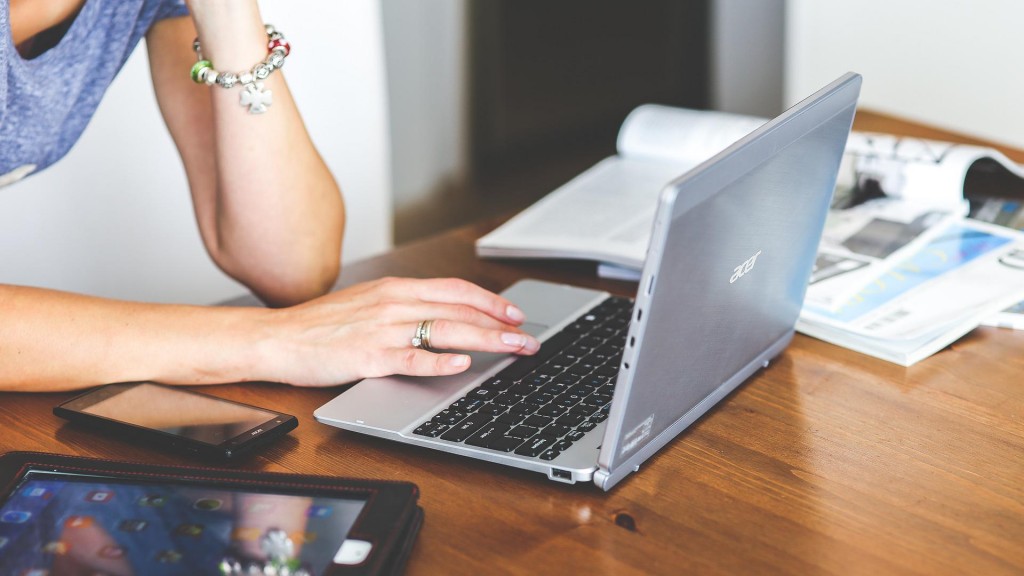 Eine Frau arbeitet an einem Laptop