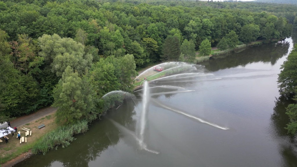 Wasserfontänen für mehr Sauerstoff im Burbacher Weiher 