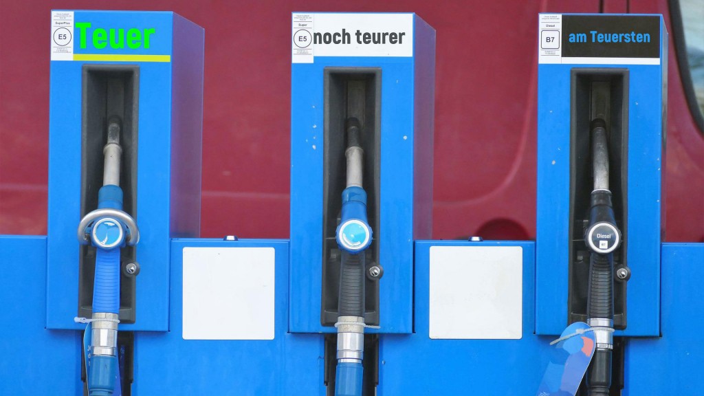 DRei Tanksäulen mit Aufschrift 'teuer', 'noch teurer', 'am teuersten'