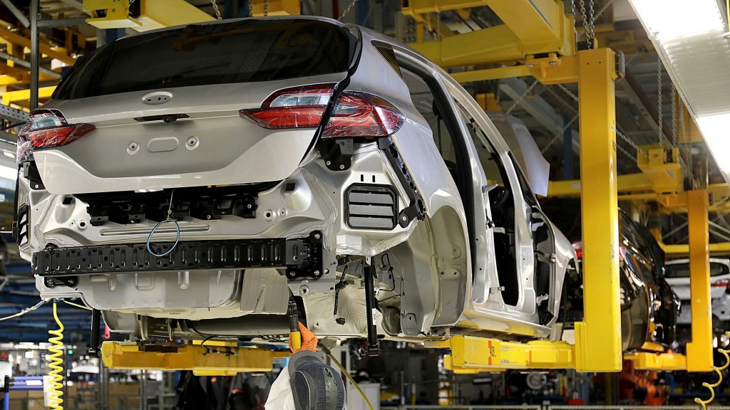 Foto: Ein Ford Mitarbeiter arbeitet in der Produktion des Fiesta an einer Karosserie