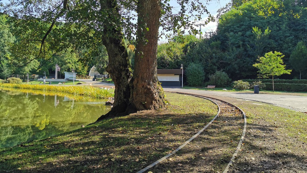 Die Schienen der Kleinbahn im Deutsch-Französischen Garten