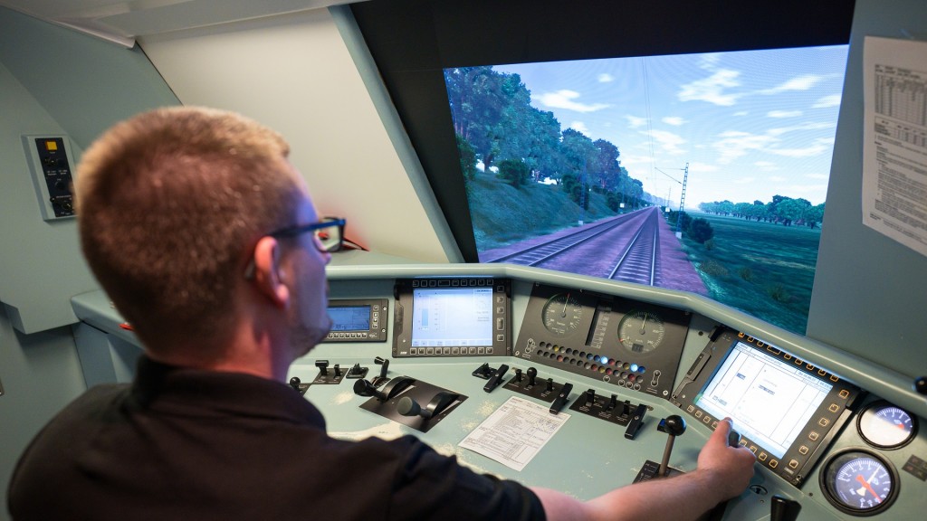 Eine Person steuert im Bahn-Simulator einen Zug. 