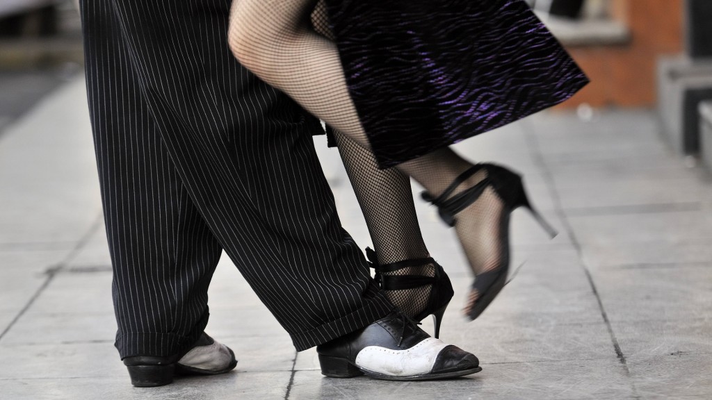 Tango Argentino. Beine von Tangotänzern im Hafenviertel La Boca - Buenos Aires