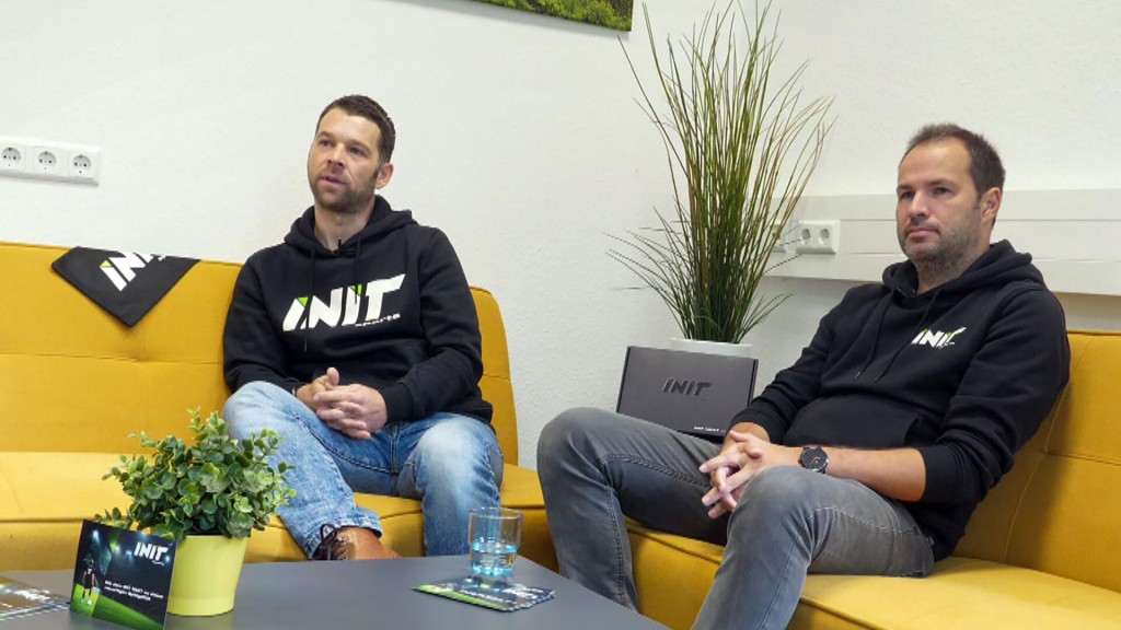 Daniel Grauvogel und Marc Breuer, die Erfinder der selbstklebenden Schienbeinschoner