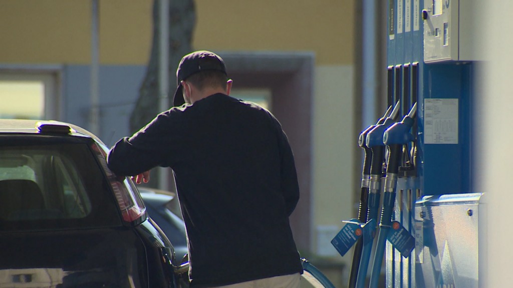 Mann an Tankstelle
