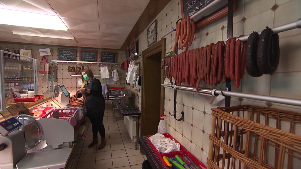 Foto: Frau hinter Wursttheke in der Metzgerei