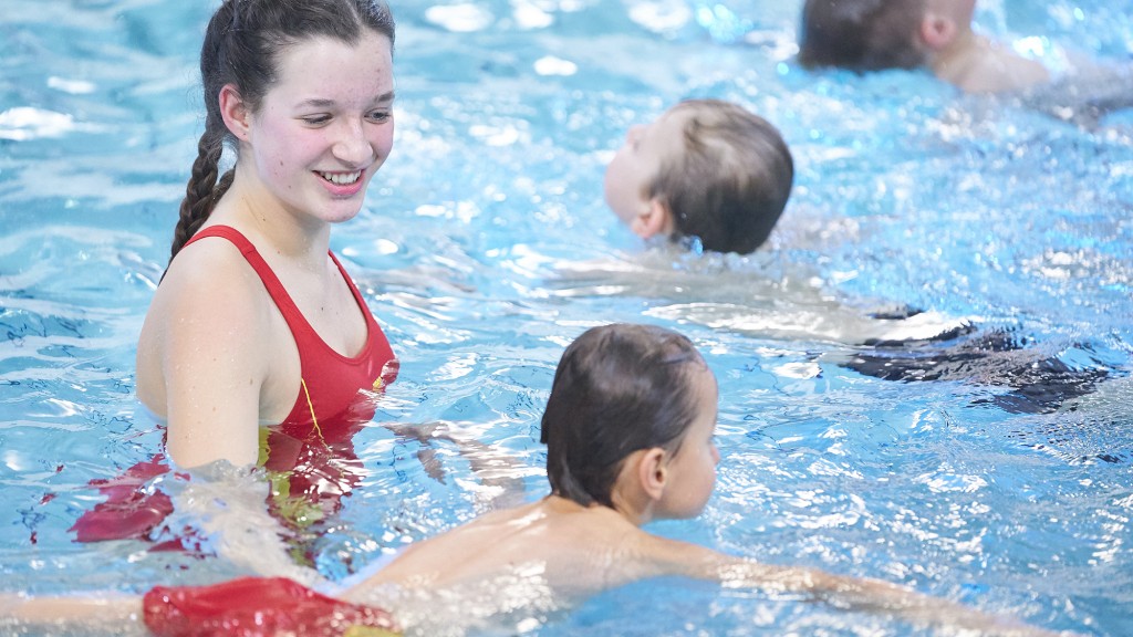 Kinder beim Schwimmen lernen