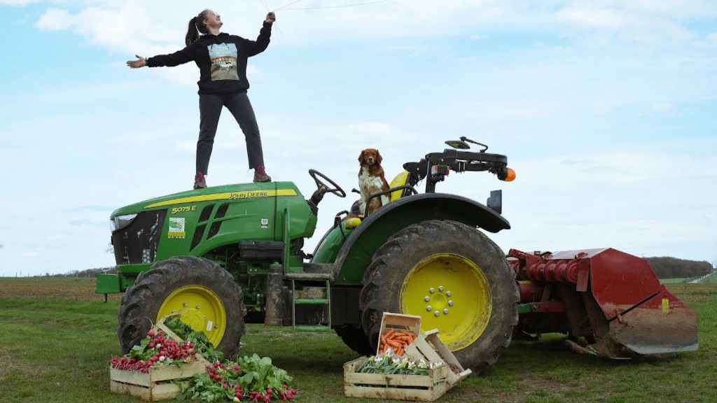 Foto: Influencerin Eloïse Gross auf einem Traktor