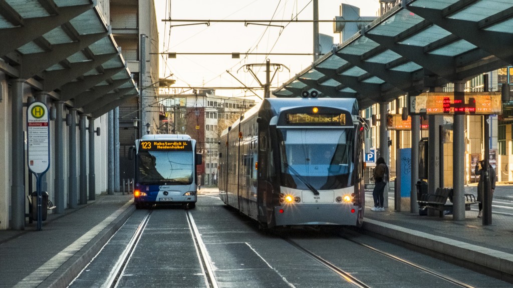 Bus und Saarbahn am Hauptbahnhof Saarbrücken