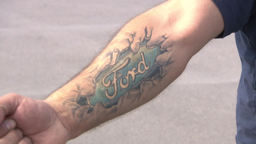 Ford-Logo tättowiert auf dem Unterarm