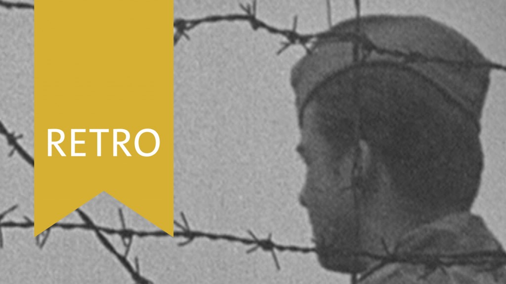 Soldat hinter Stacheldraht