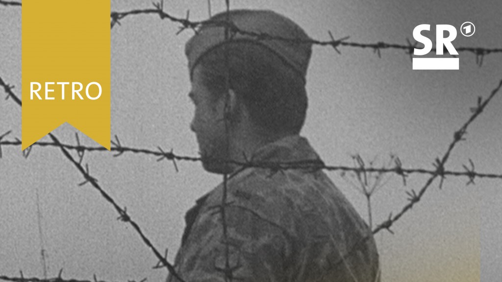 Soldat hinter Stacheldraht