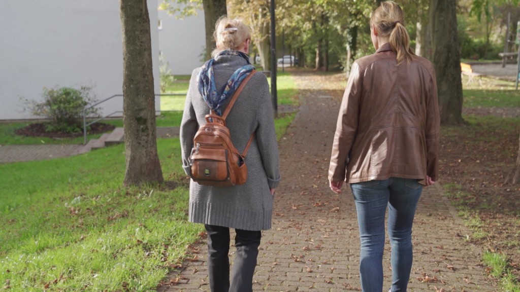 Foto: Zwei Frauen laufen auf einem Weg