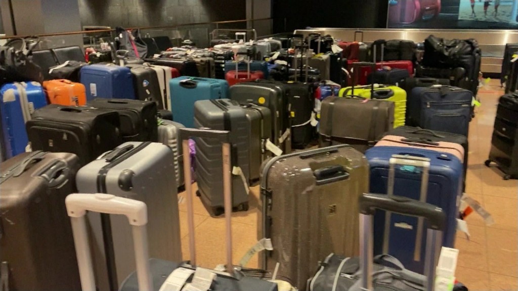 Foto: Zahlreiche Koffer am Flughafen