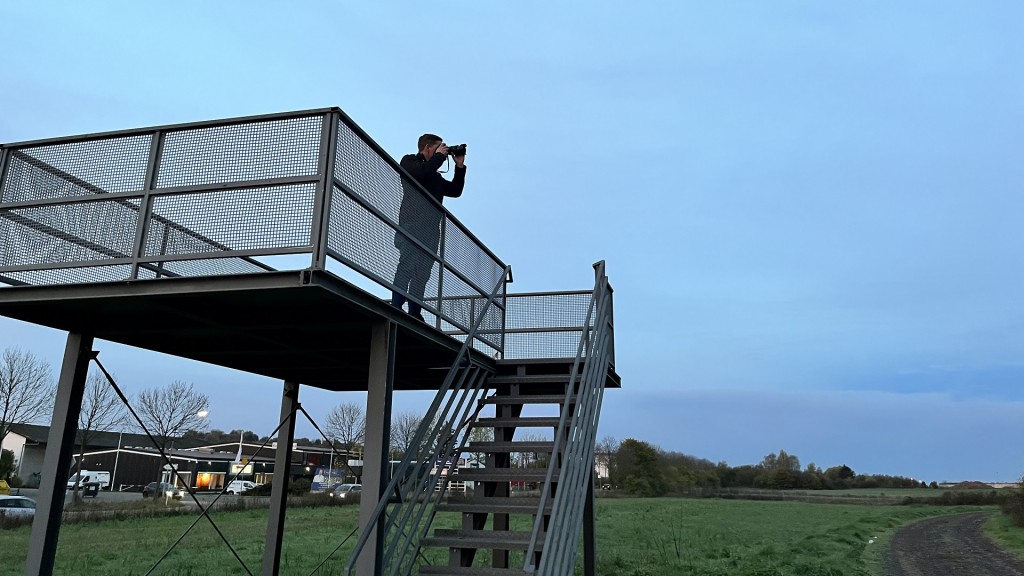 Planespotter Jens steht mit seiner Kamera auf der Aussichtsplattform am Saarbrücker Flughafen