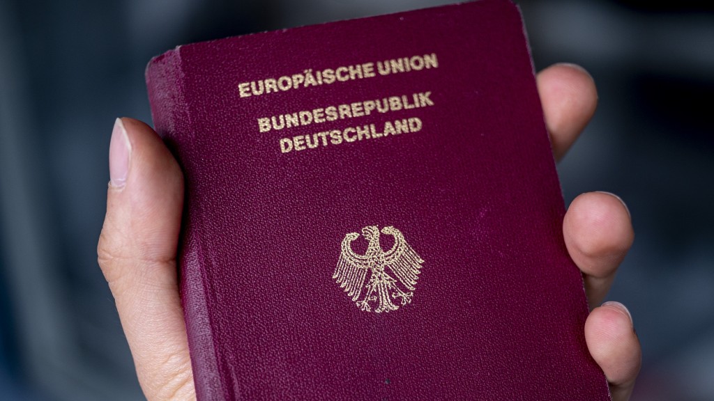 Eine Person hält einen Pass der Bundesrepublik Deutschland in der Hand.
