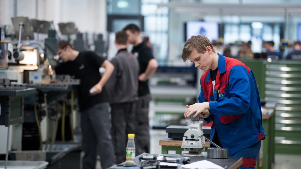 Junge Auszubildende arbeiten in einer Ausbildungswerkstatt für Mechaniker.