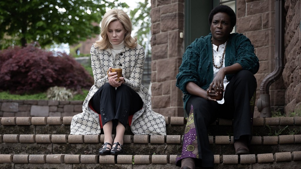 Elizabeth Banks (l) als Joy und Wunmi Mosaku als Gwen in einer Szene des Films 