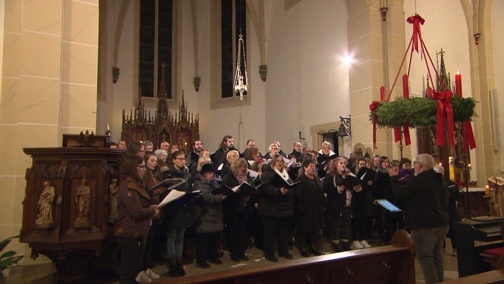 Foto: Chor beim Proben in der Kirche