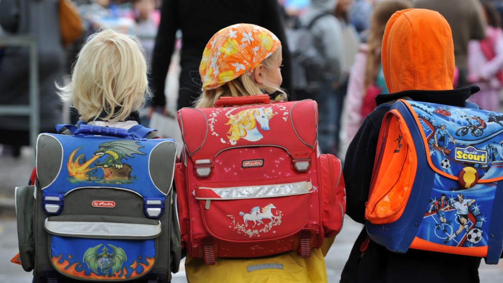 Grundschüler auf dem Weg zur Schule