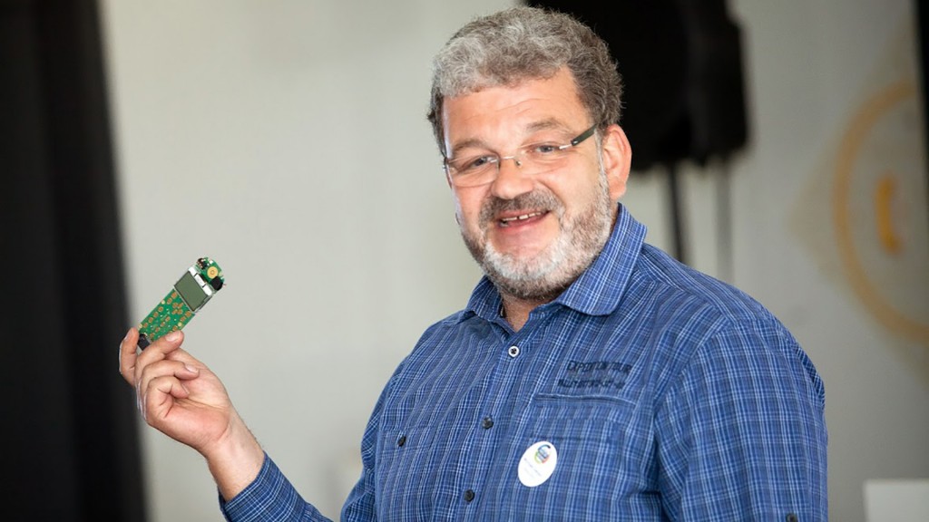 Michael Geisler mit einer Platine