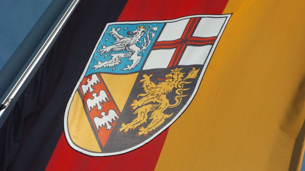 Foto: Landesflagge des Saarlandes mit dem Landeswappen