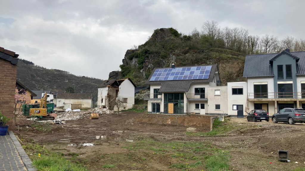 Zerstörte und renovierte Häuser im Ahrtal im April 2022