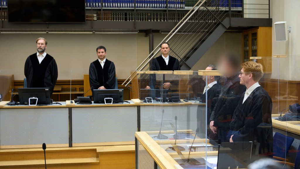 Foto: 31 Jahre nach einem Brandanschlag auf ein saarländisches Asylbewerberheim hat am 16.11.2022 in Koblenz ein Mordprozess gegen einen heute 51-jährigen Angeklagten begonnen.