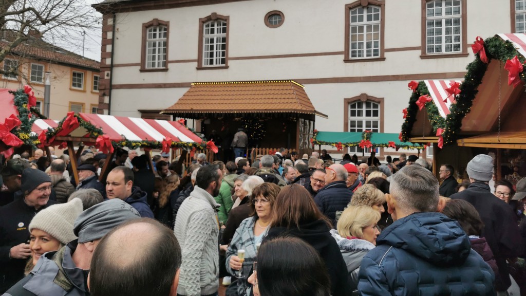 Menschen auf dem Weihnachtsmarkt in Merzig