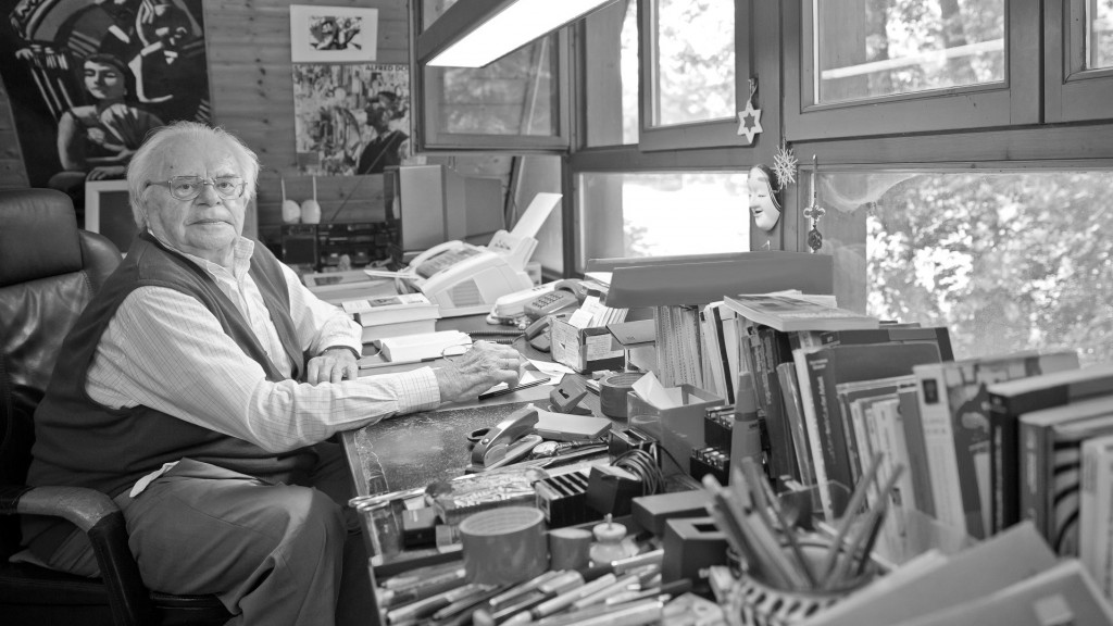 Hermann Glaser an seinem Arbeitsplatz inmitten von Büchern