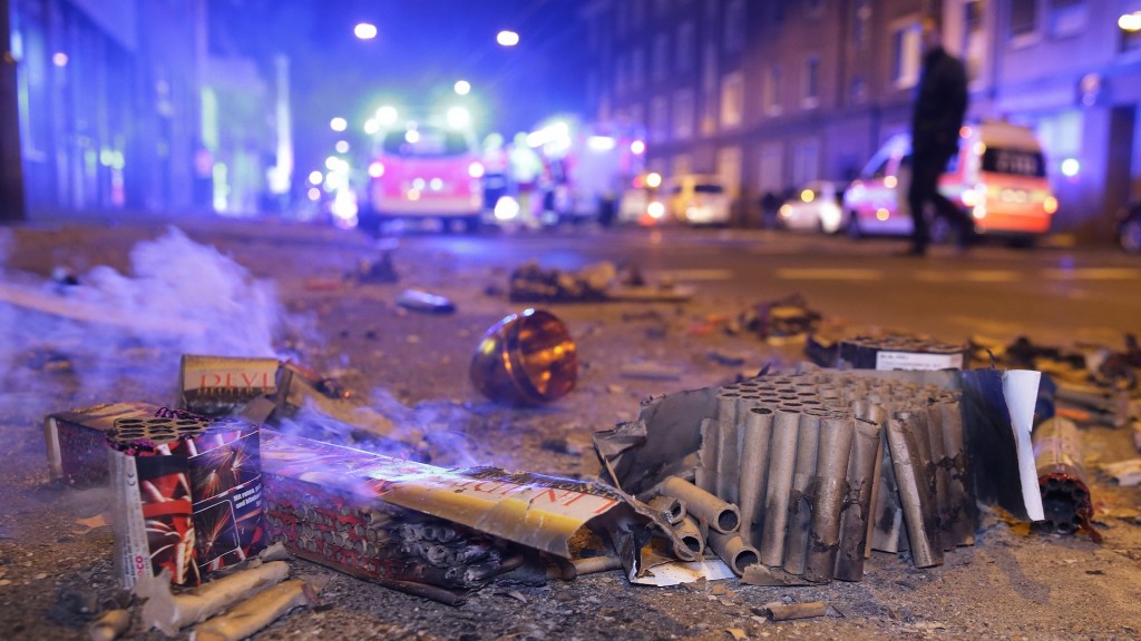 Abgebrannte Böller liegen nach der Silvesternacht auf der Straße.
