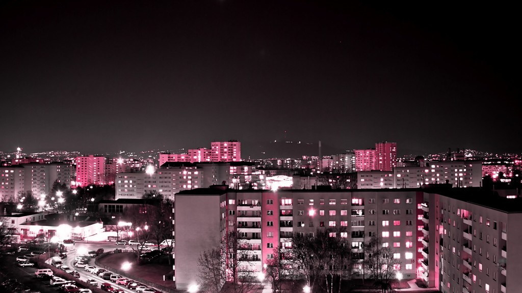 Straßen und Hochhäuser Wiens bei Nacht
