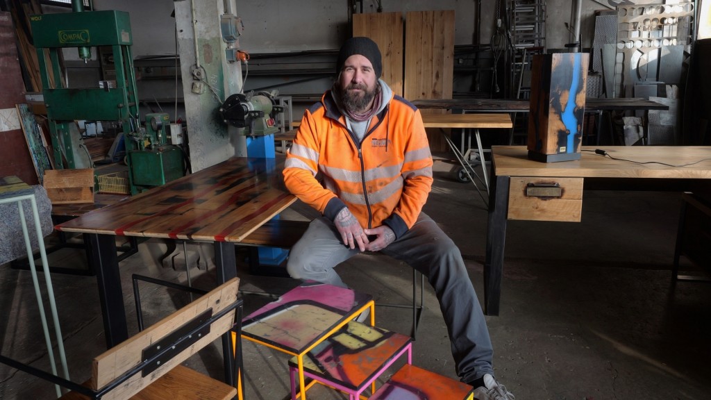 Nicolas Suhr fertigt Möbel aus Güterwaggons
