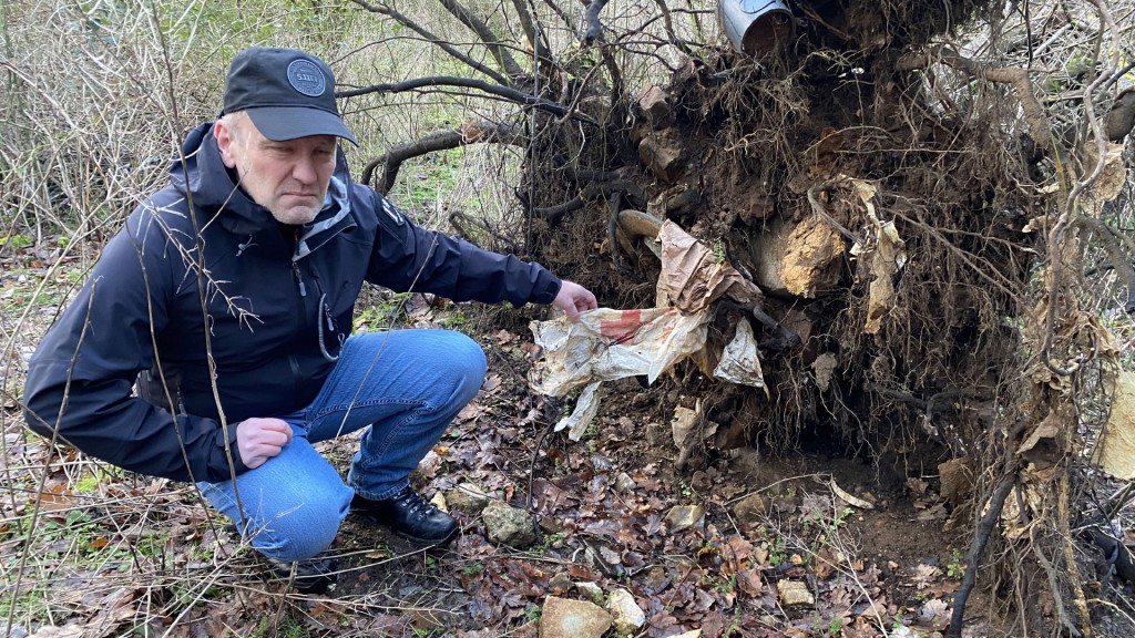 Anwohner Jörg Wilhelm hat den Müll im Wald entdeckt 